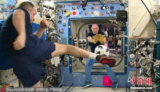 宇航员返回地球 把世界杯揭幕战足球从太空带回了！